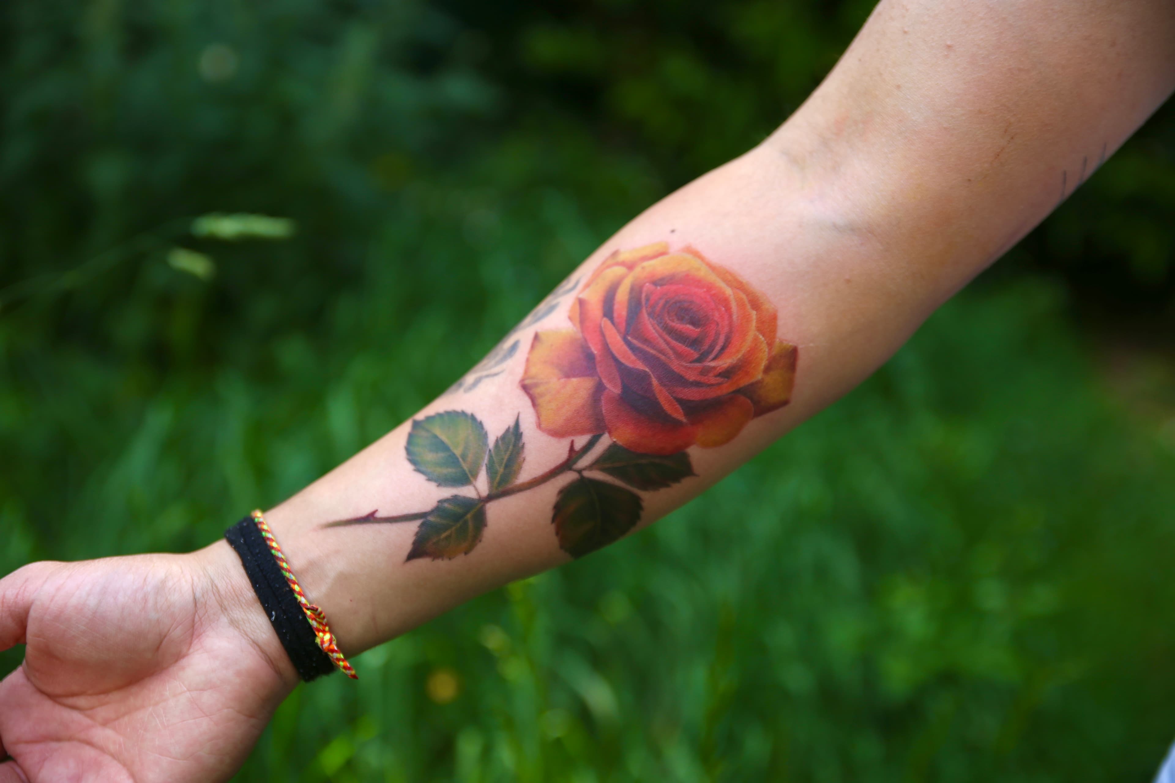 Tatouage floral sur l'avant-bras
