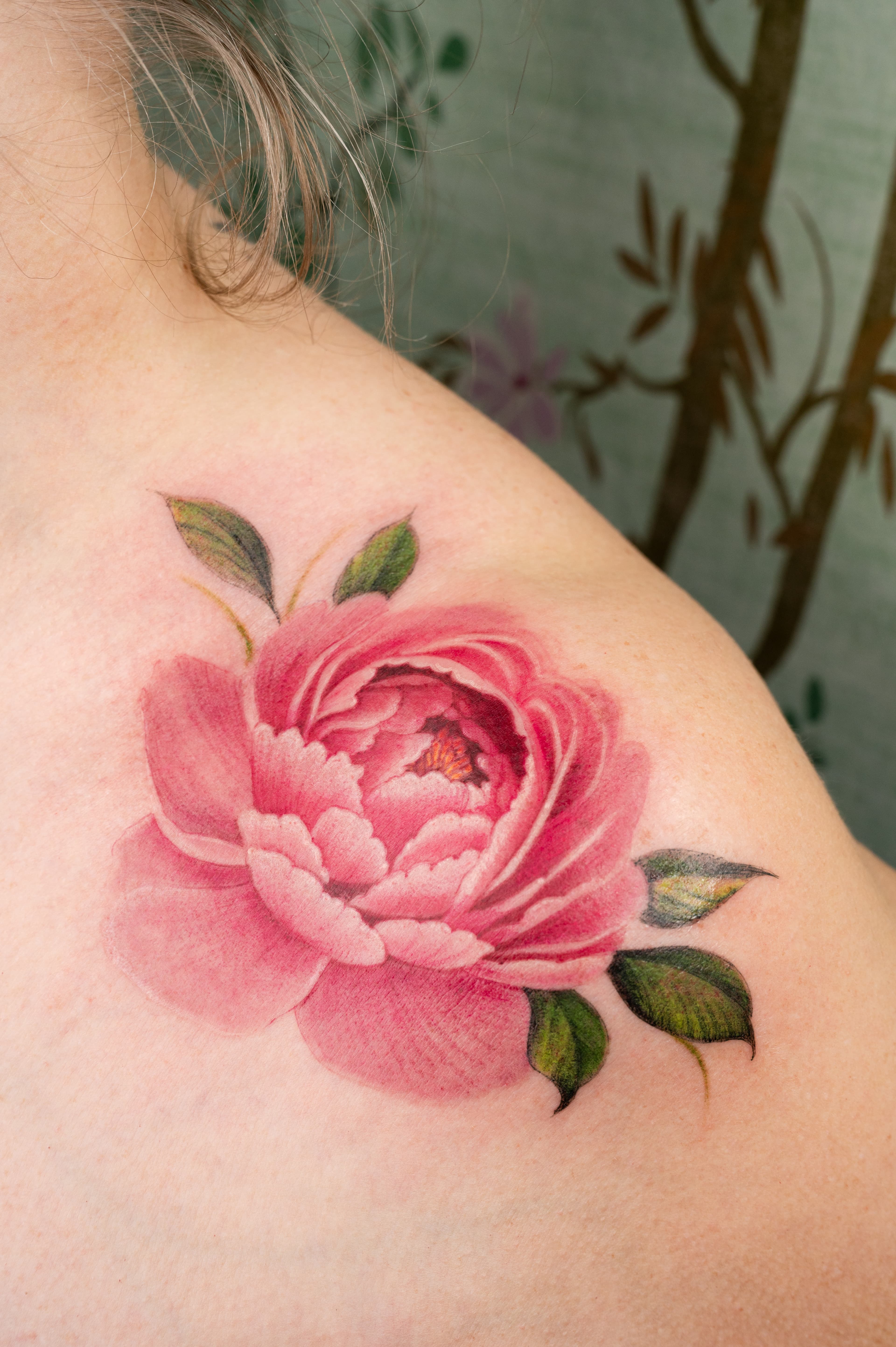 Tatouage rose aquarelle réalisé par Bertille Noblecourt