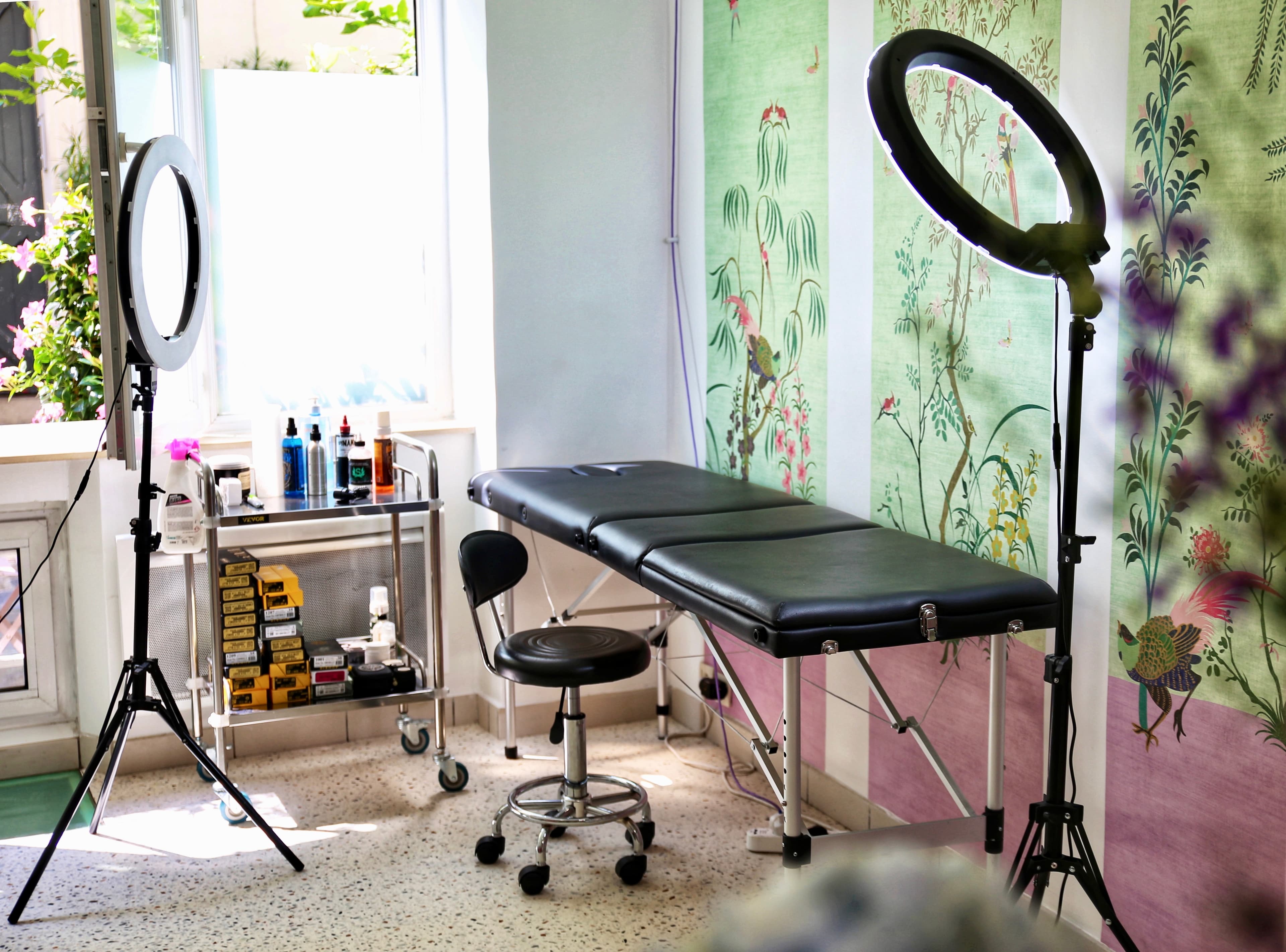 Intérieur du salon New Rose — espace de tatouage à Paris
