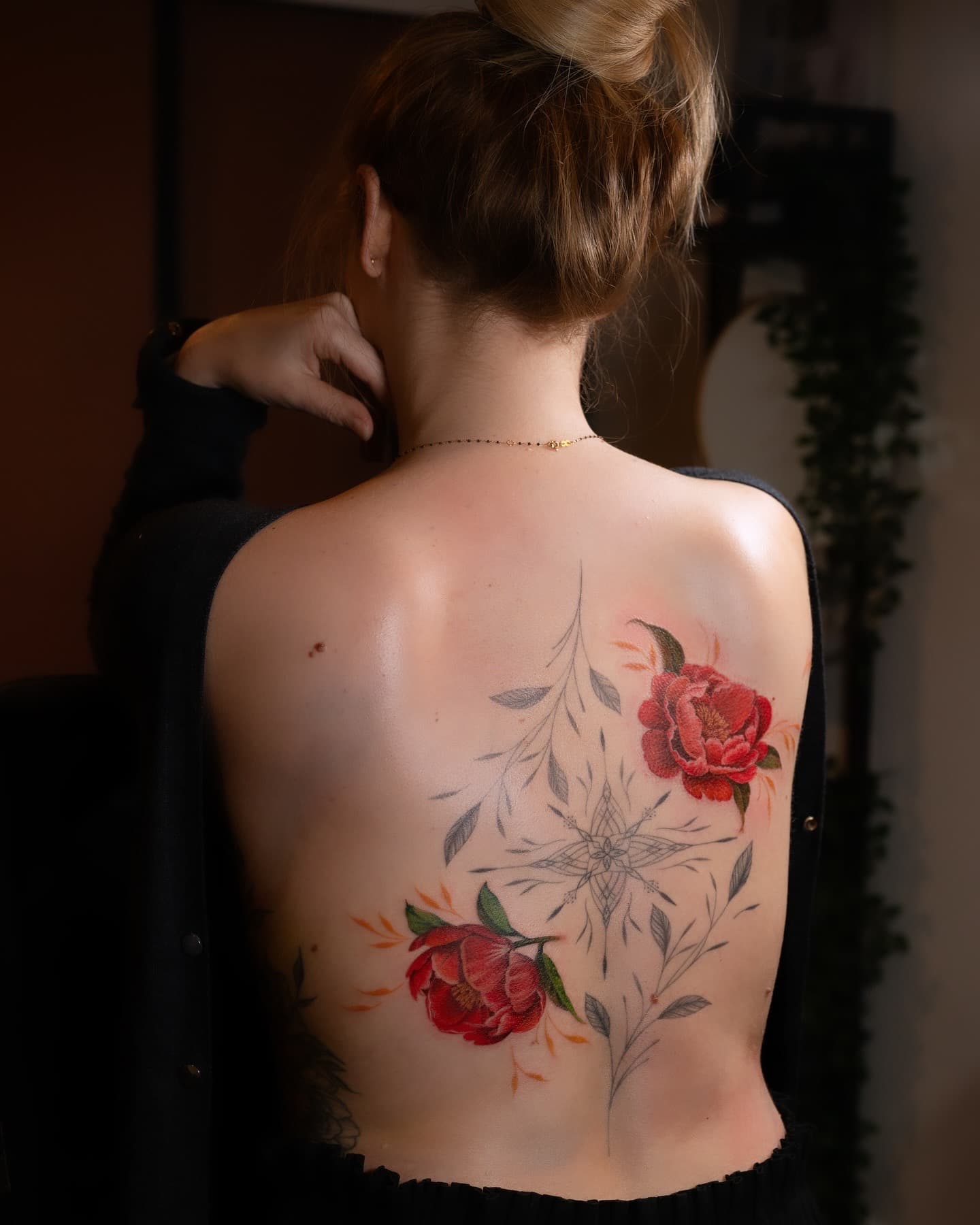 Tatouage backpiece floral en couleur