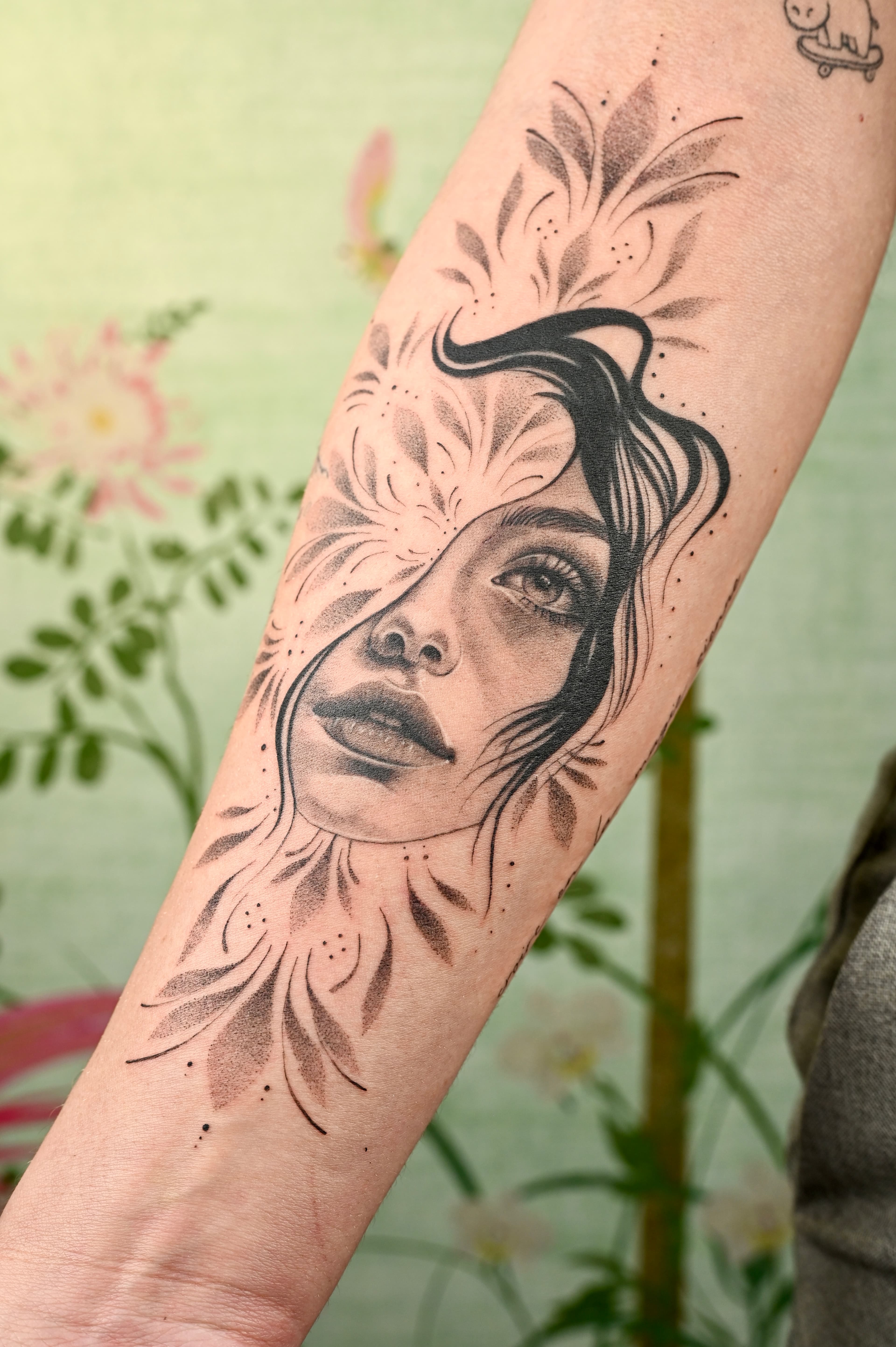 Tatouage portrait visage en noir et gris — fine line Paris