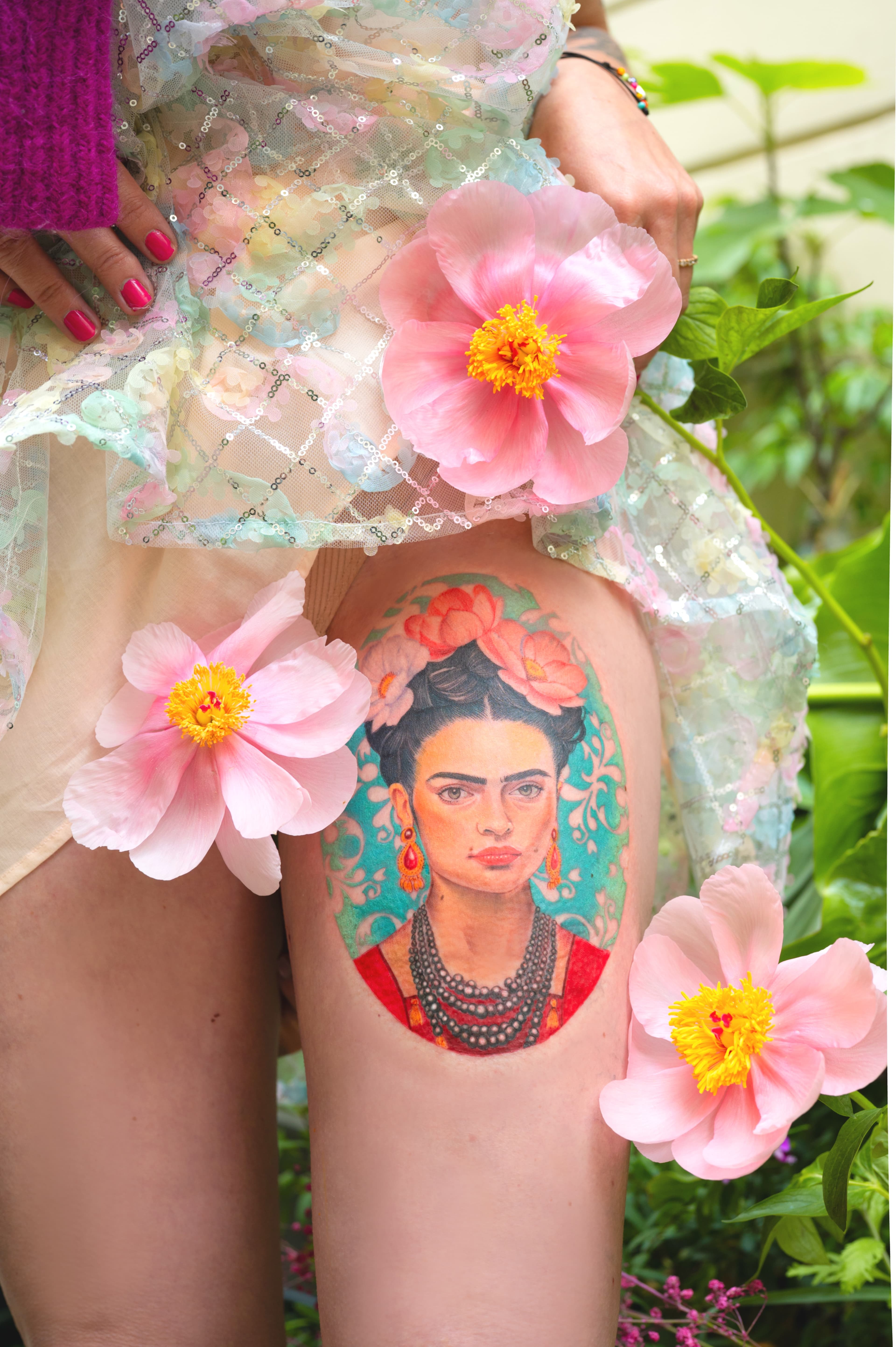 Tatouage portrait floral style Frida Kahlo réalisé par Pimp My Skin