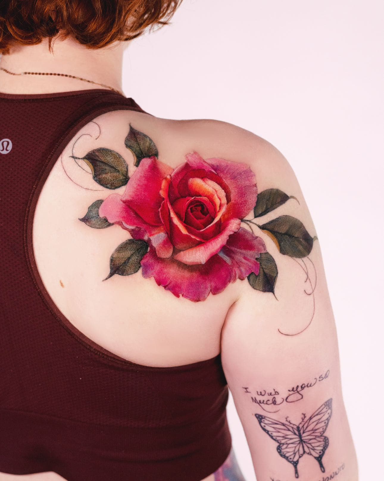 Tatouage floral sur épaule en couleur — Pimp My Skin Paris 10e